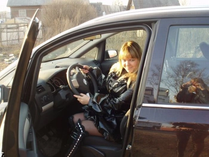 Дівчата за кермом (43 фото) – фото 28