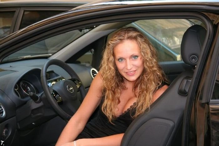 Дівчата за кермом (43 фото) – фото 31