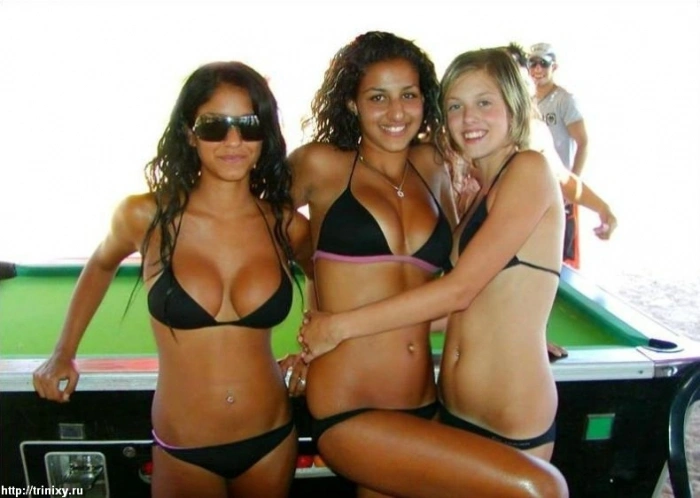 Дівчата у купальниках та літній одежі (200 фото) – фото 30