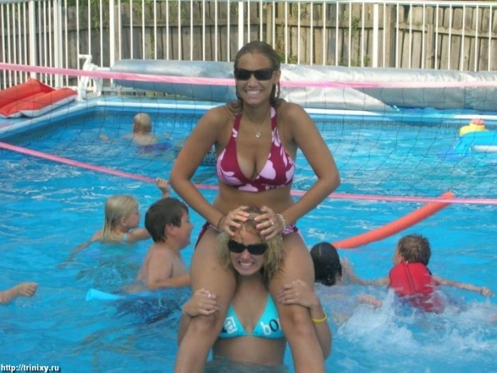 Дівчата у купальниках та літній одежі (200 фото) – фото 39