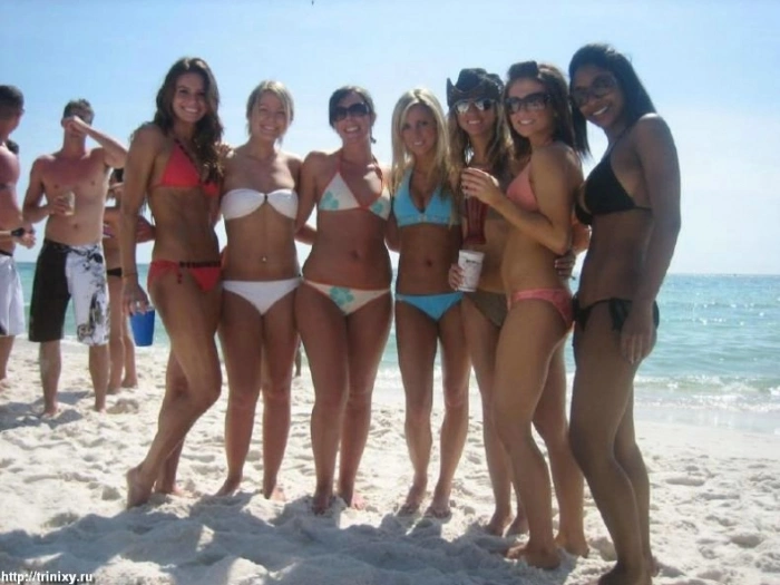 Дівчата у купальниках та літній одежі (200 фото) – фото 52