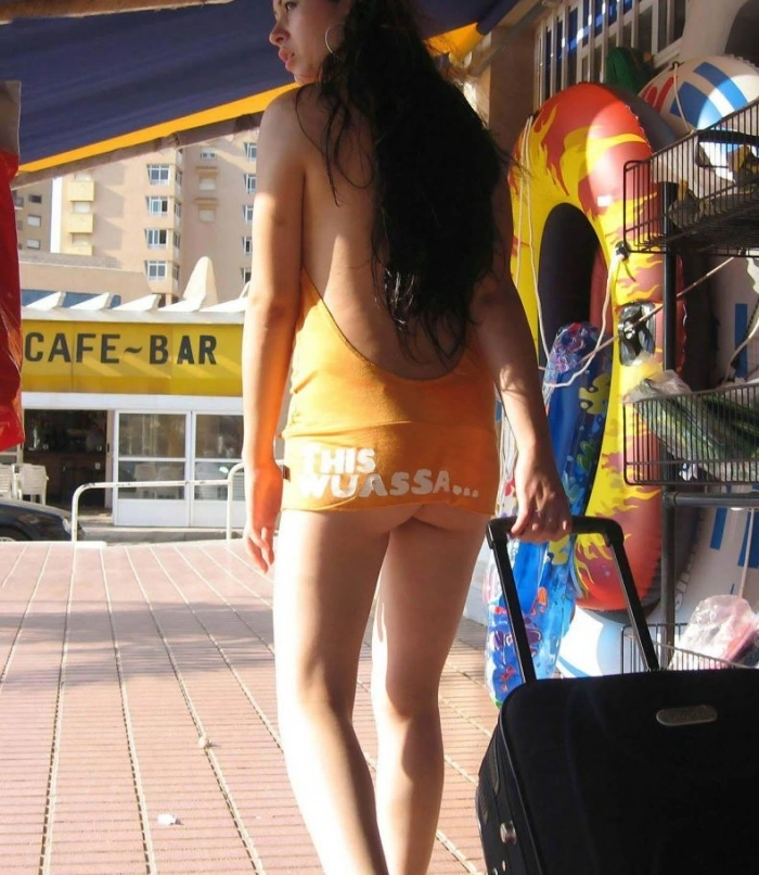 Цікава сукня у дівчини )) (3 фото)