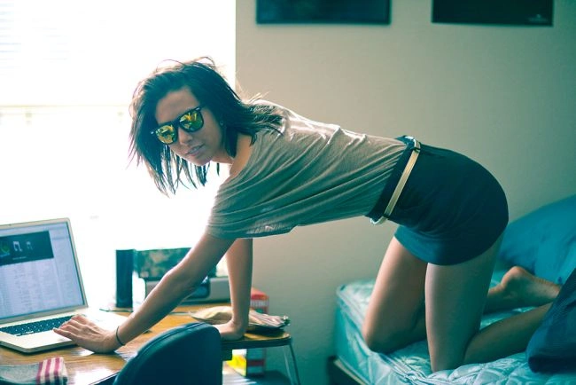 Дівчата, які ніколи не розлучаються зі своїми ноутбуками (25 фото) – фото 1