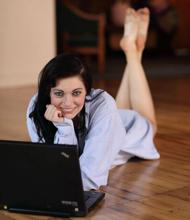 Дівчата, які ніколи не розлучаються зі своїми ноутбуками (25 фото) – фото 4