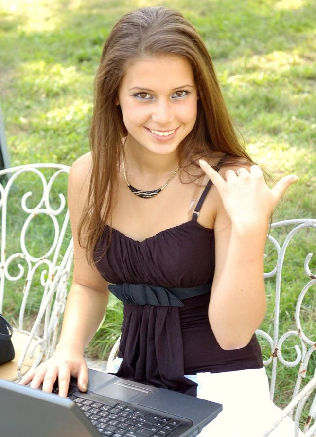 Дівчата, які ніколи не розлучаються зі своїми ноутбуками (25 фото) – фото 5