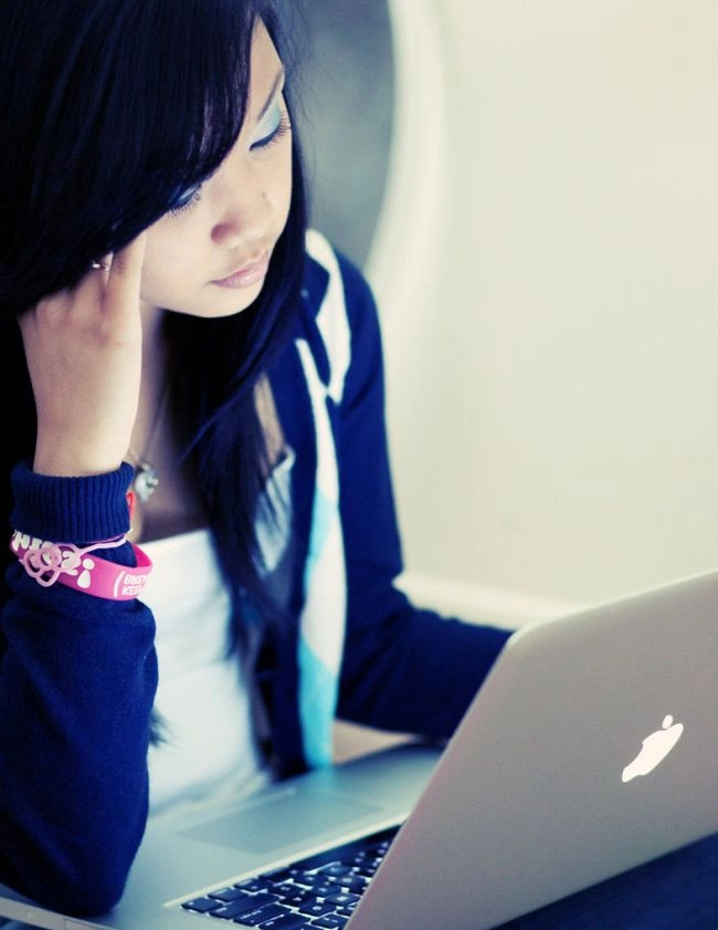 Дівчата, які ніколи не розлучаються зі своїми ноутбуками (25 фото) – фото 10