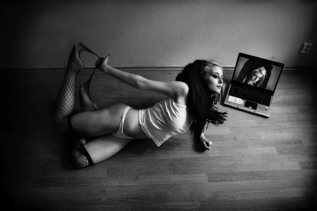 Дівчата, які ніколи не розлучаються зі своїми ноутбуками (25 фото) – фото 11