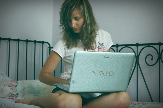Дівчата, які ніколи не розлучаються зі своїми ноутбуками (25 фото) – фото 13