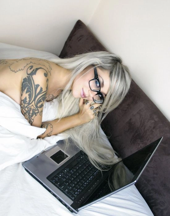 Дівчата, які ніколи не розлучаються зі своїми ноутбуками (25 фото) – фото 15