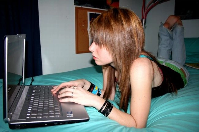 Дівчата, які ніколи не розлучаються зі своїми ноутбуками (25 фото) – фото 17
