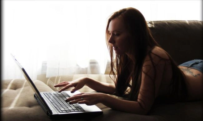 Дівчата, які ніколи не розлучаються зі своїми ноутбуками (25 фото) – фото 18