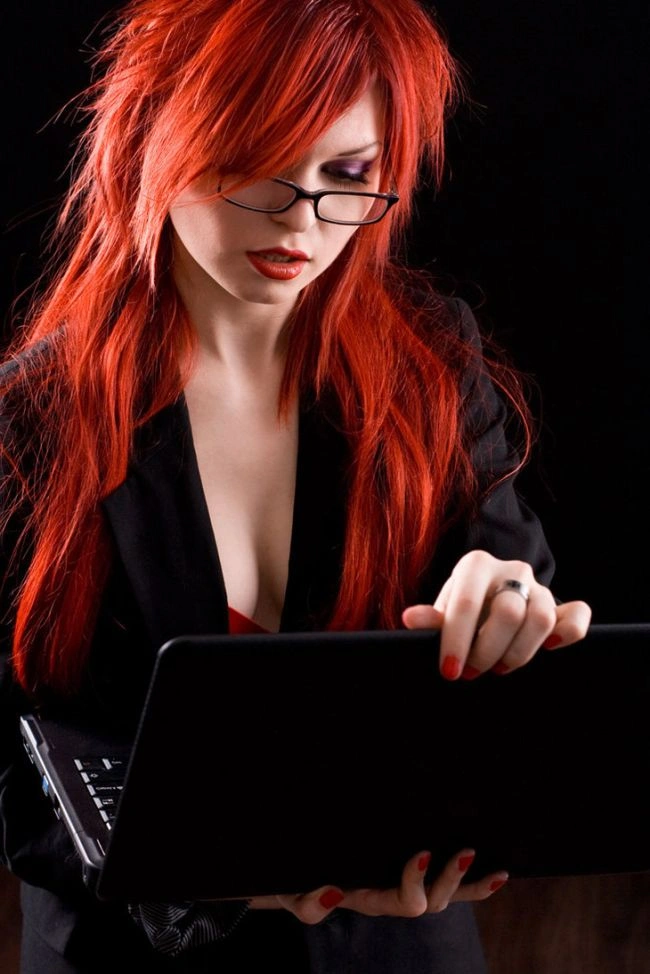 Дівчата, які ніколи не розлучаються зі своїми ноутбуками (25 фото) – фото 19