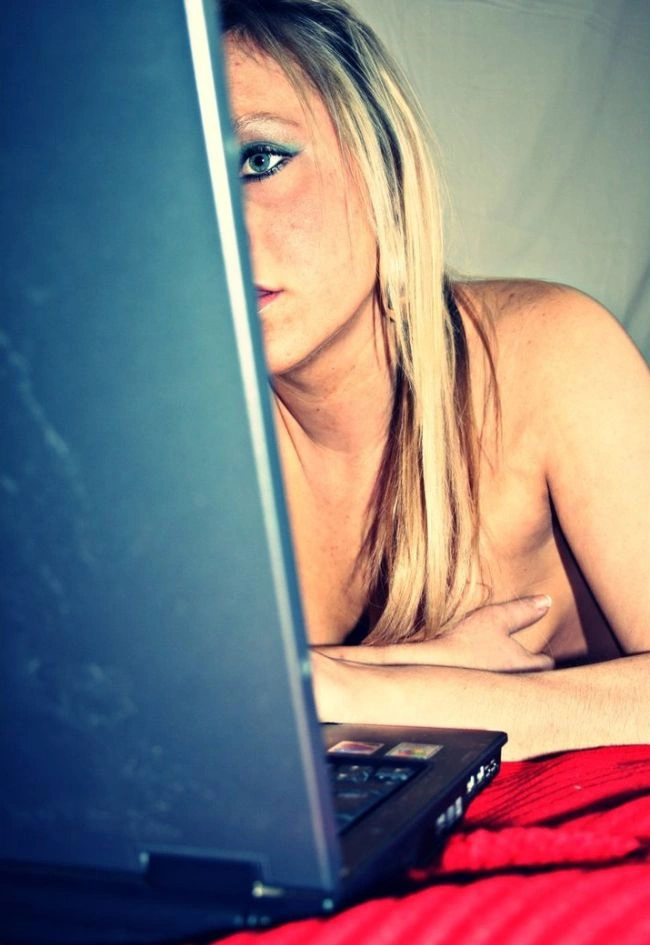 Дівчата, які ніколи не розлучаються зі своїми ноутбуками (25 фото) – фото 21