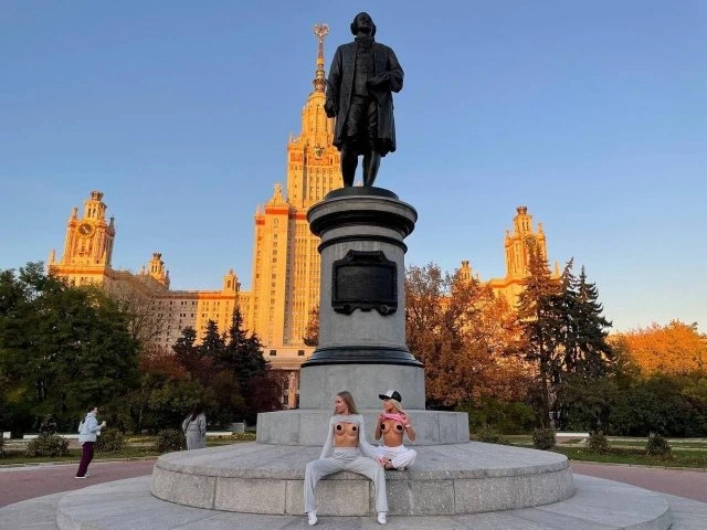 Блогери popy_starrr і nadin_starr обурили громаду, роздягнувшись біля пам'ятника Ломоносову (20 фото) – фото 2