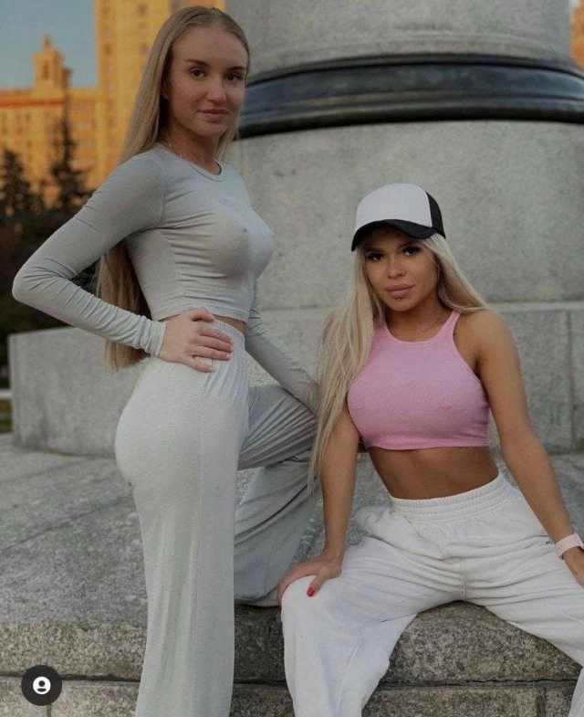 Блогери popy_starrr і nadin_starr обурили громаду, роздягнувшись біля пам'ятника Ломоносову (20 фото) – фото 3