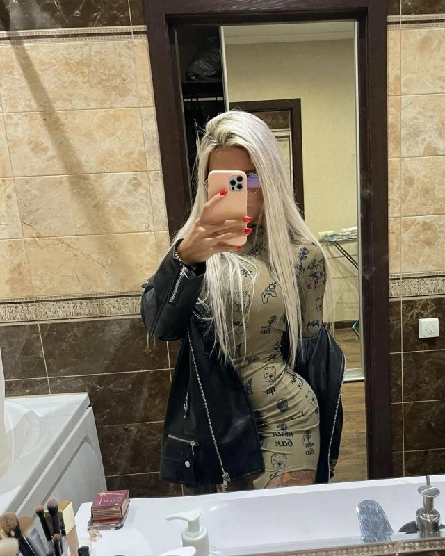 Блогери popy_starrr і nadin_starr обурили громаду, роздягнувшись біля пам'ятника Ломоносову (20 фото) – фото 13