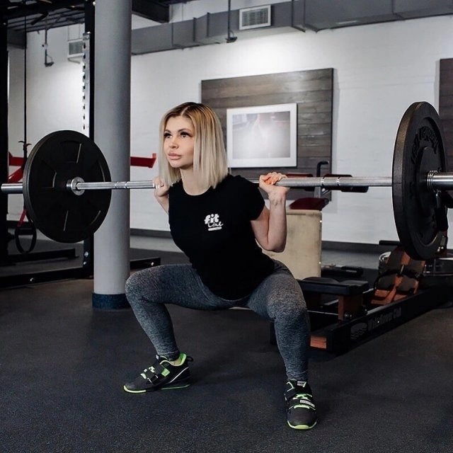 Дівчата, які активно готуються до пляжного сезону в спортзалах (15 фото) – фото 4