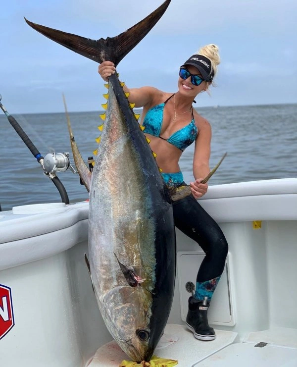 Сексуальні дівчата в бікіні вирушили на риболовлю (30 фото) – фото 3