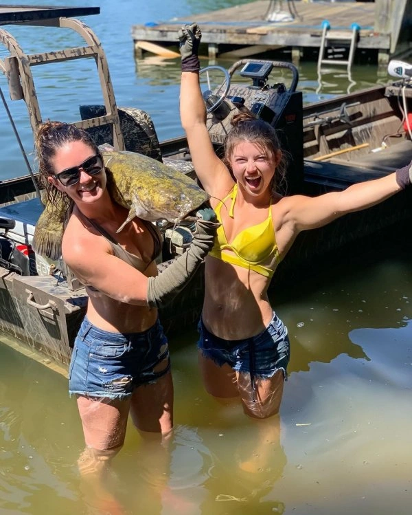 Сексуальні дівчата в бікіні вирушили на риболовлю (30 фото) – фото 21