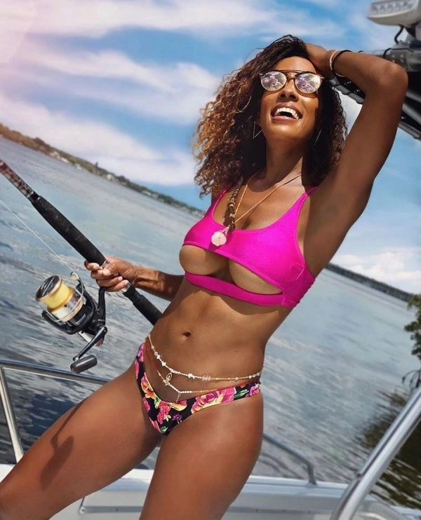 Сексуальні дівчата в бікіні вирушили на риболовлю (30 фото) – фото 28