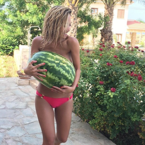 Флешмоб дівчат в Instagram на честь Дня Арбуза (16 фото) – фото 11