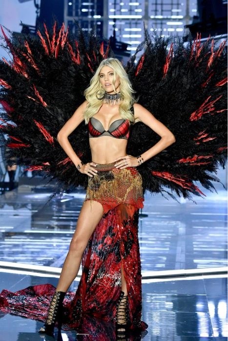 Показ нової колекції білизни Victoria`s Secret 2017 (35 фото) – фото 19