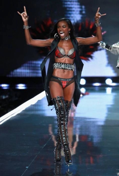 Показ нової колекції білизни Victoria`s Secret 2017 (35 фото) – фото 33