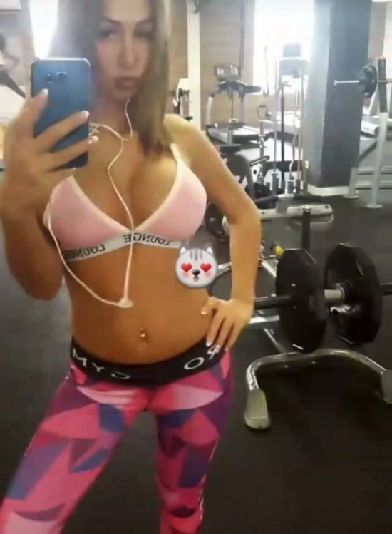 У Боснії та Герцеговині звільнили телеведучу після того, як виявили її роботу секс-працівницею (15 фото) – фото 12