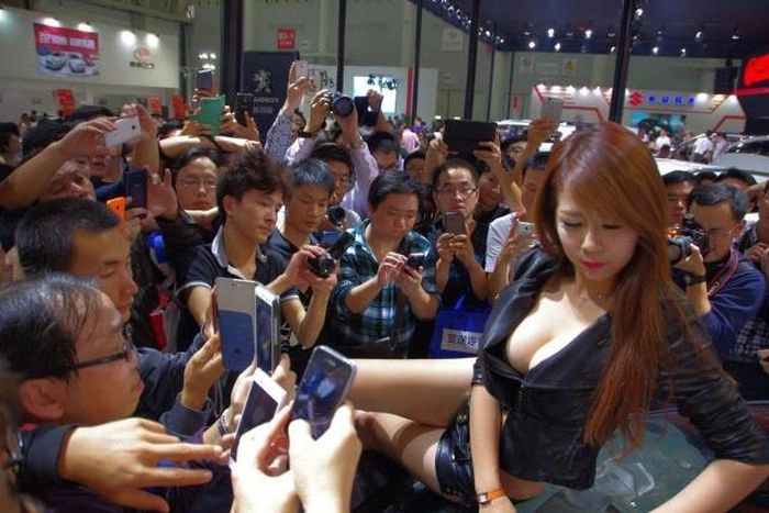 Дівчата з азіатських автосалонів (27 фото)
