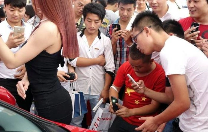 Дівчата з азіатських автосалонів (27 фото) – фото 10