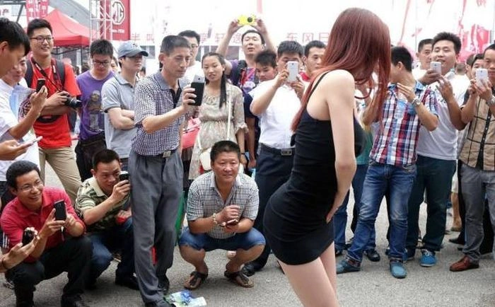 Дівчата з азіатських автосалонів (27 фото) – фото 12