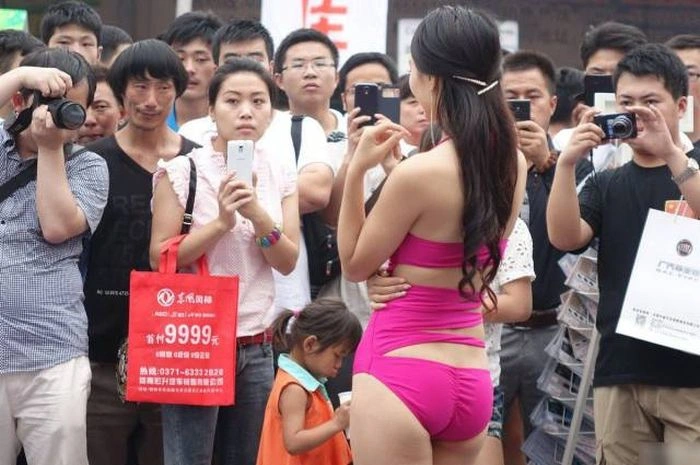 Дівчата з азіатських автосалонів (27 фото) – фото 13