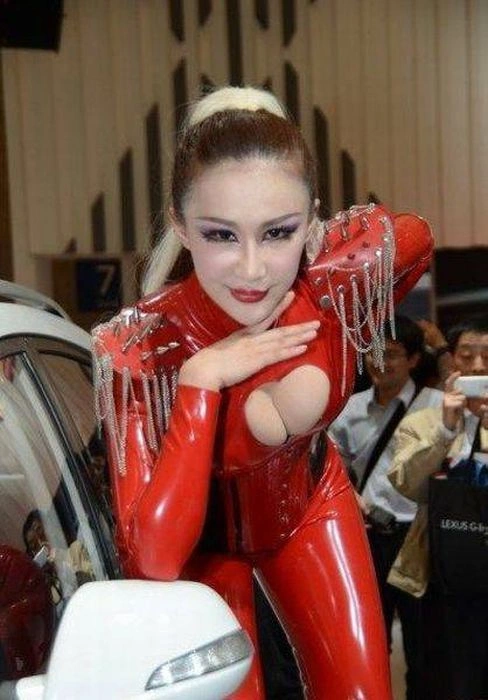 Дівчата з азіатських автосалонів (27 фото) – фото 20