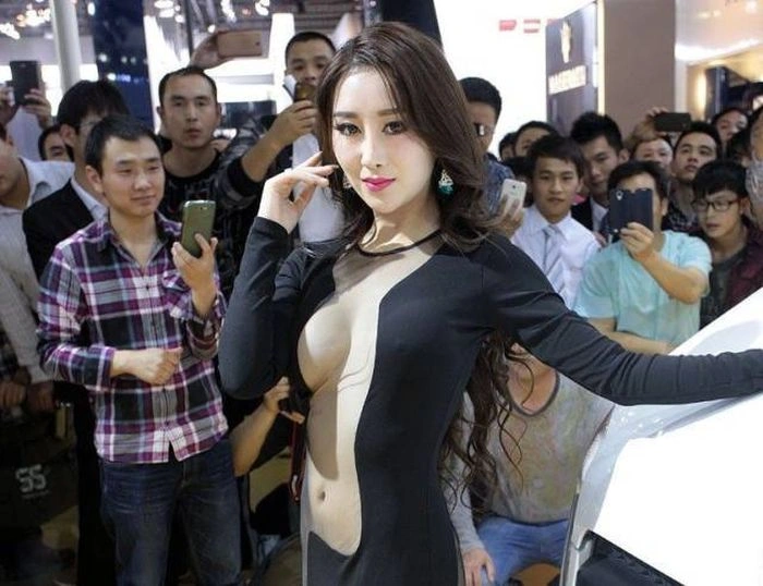 Дівчата з азіатських автосалонів (27 фото) – фото 21