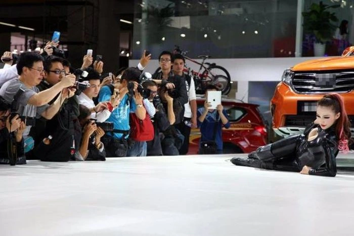 Дівчата з азіатських автосалонів (27 фото) – фото 22