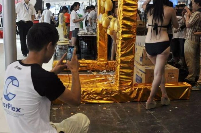 Дівчата з азіатських автосалонів (27 фото) – фото 23