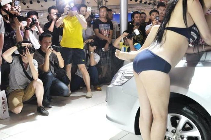 Дівчата з азіатських автосалонів (27 фото) – фото 24
