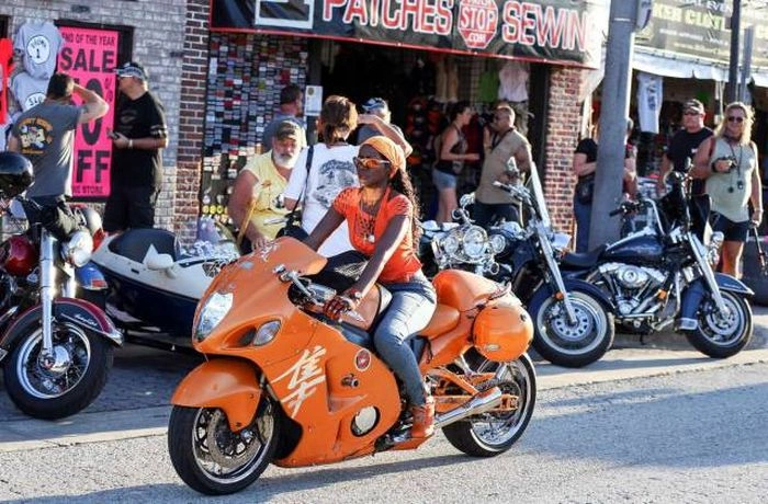 Дівчата, які люблять мотоцикли (42 фото) – фото 5