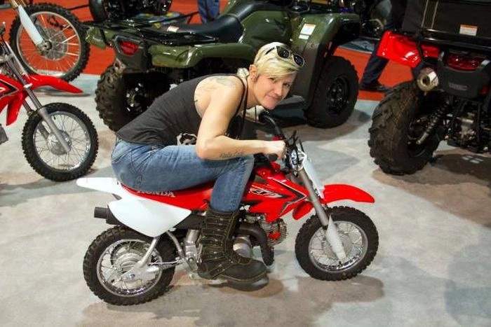 Дівчата, які люблять мотоцикли (42 фото) – фото 6