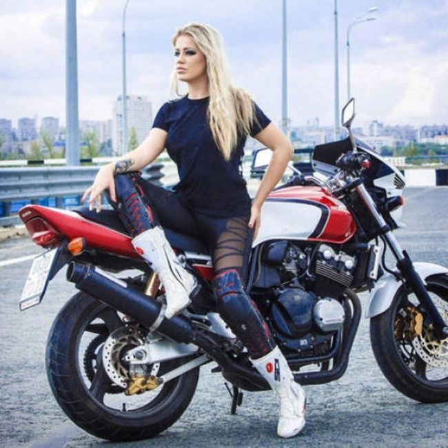 Дівчата, які люблять мотоцикли (42 фото) – фото 9