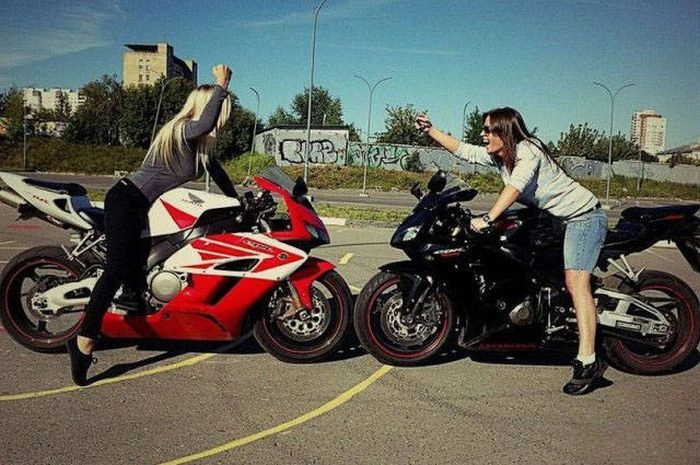Дівчата, які люблять мотоцикли (42 фото) – фото 21