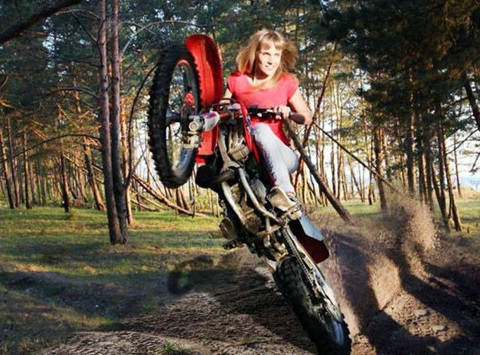 Дівчата, які люблять мотоцикли (42 фото) – фото 23