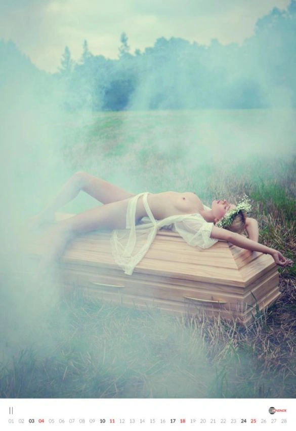 Еротичний календар польського виробника гробів (13 фото) – фото 3