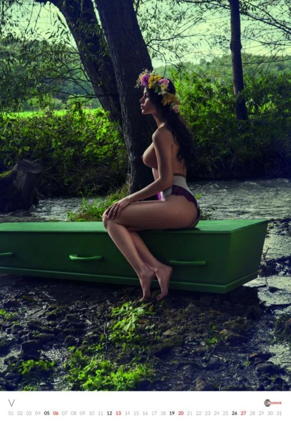 Еротичний календар польського виробника гробів (13 фото) – фото 6