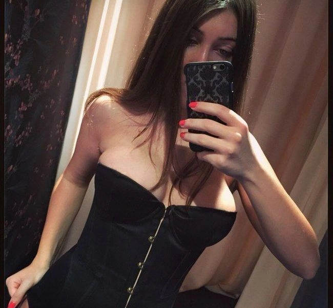 Мара Багдасарян продовжує публікувати відверті селфі (8 фото) – фото 8