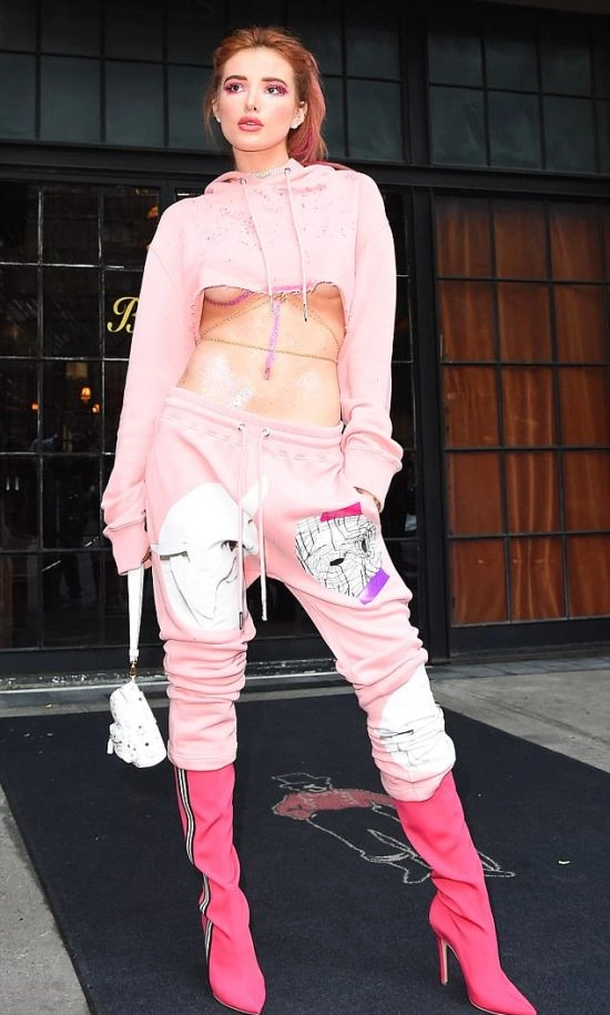 Акторка Белла Торн у вирізаній кофті (8 фото)