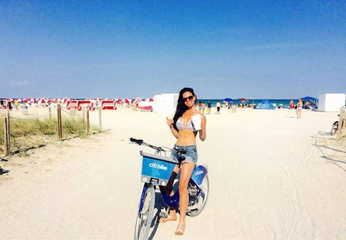 Дівчата на велосипедах (41 фото) – фото 17