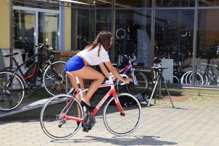 Дівчата на велосипедах (41 фото) – фото 22