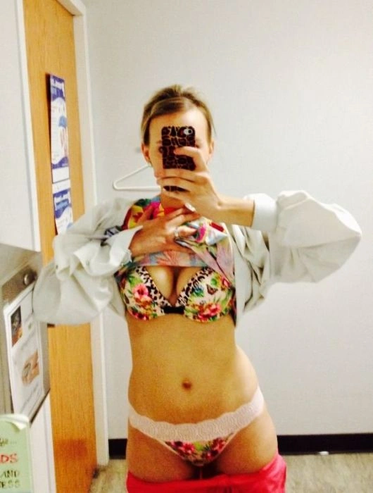 Дівчата сумують на роботі (34 фото) – фото 16