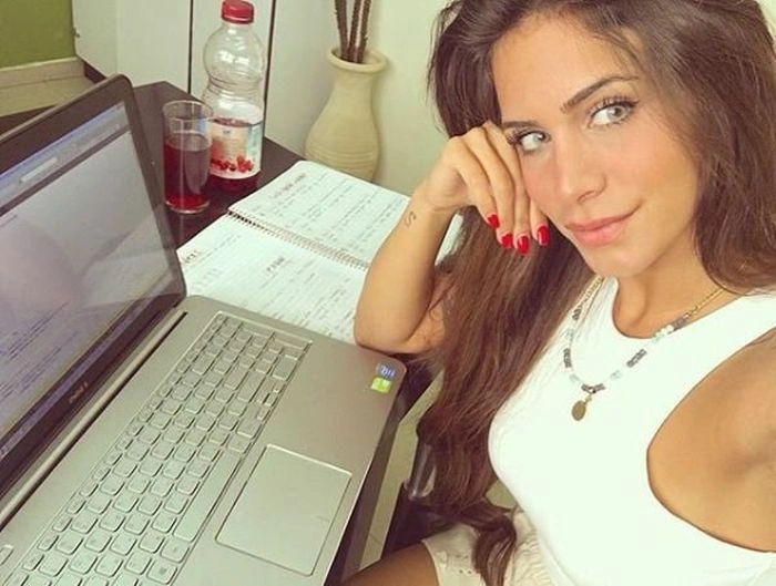 Дівчата сумують на роботі (34 фото) – фото 34